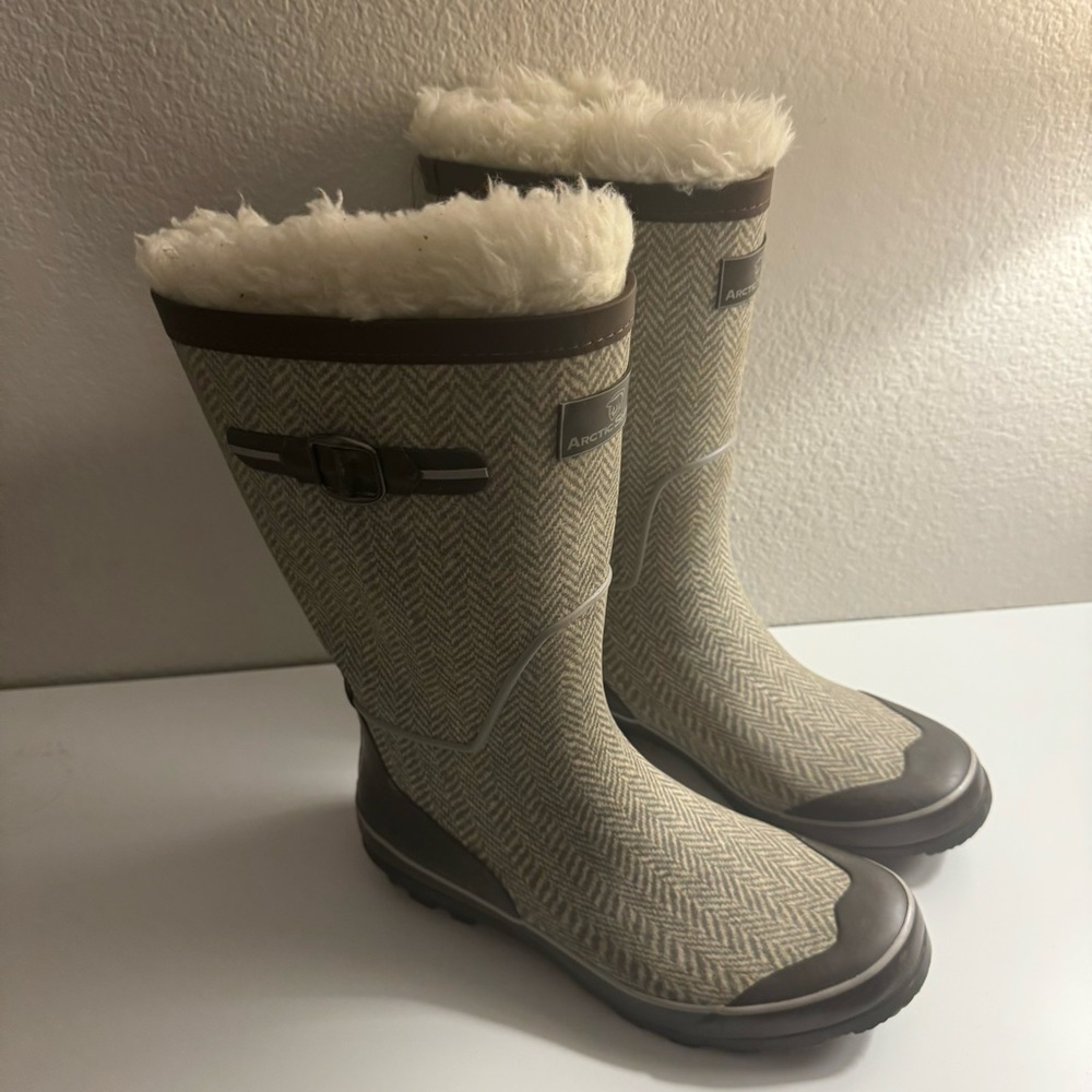 Arctic Shield size 10 Brown/Tan Sherpa Lined Waterproof Rubber Boots